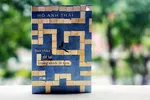Tiểu thuyết Bản thảo để lại trong sảnh lễ tân. Ảnh MAI LIÊN