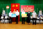 Bà Đặng Thị Kim Oanh – Chủ tịch Tập đoàn Kim Oanh trao tặng máy thở và bộ kit cho đại diện UBMT TQ VN tỉnh Đồng Nai.