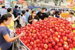 Customers go shopping at Emart supermarket in Go Vap District. (Photo: SGGP)