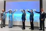 Nguyên Chủ tịch nước CHXHCN Việt Nam Trương Tấn Sang và cùng các đại biểu tham dự buổi lễ đã cùng nhấn nút ra mắt trang thông tin điện tử tổng hợp của IDS
