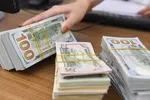 Giá USD ngân hàng rơi khỏi mốc 25.700 đồng sau 8 phiên tăng liên tiếp