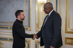 Bộ trưởng Quốc phòng Mỹ Lloyd Austin (bên phải) gặp Tổng thống Ukraine Volodymyr Zelensky tháng 10-2024. Ảnh: ABC NEWS