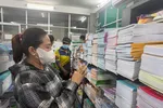 Phụ huynh mua SGK tại trụ sở NXBGDVN tại TPHCM sáng 29-8
