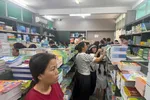 Phụ huynh mua trực tiếp SGK tại trụ sở NXBGDVN taị TPHCM trong dịp lễ 2-9