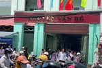 Phụ huynh chờ đón con tại phân hiệu Trường THCS Nguyễn Văn Bé (phường Bình Lợi Trung, TPHCM) vào trưa 7-9