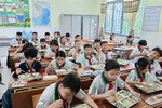 Bữa trưa bán trú của học sinh Trường Tiểu học Hiệp Tân (phường Phú Thạnh) trong tuần học đầu tiên của năm học mới