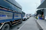 Bến phà Đình Khao thường kẹt xe khi lưu lượng xe tăng đột biến vào các ngày cuối tuần