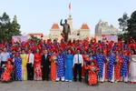 Lãnh đạo TPHCM chụp ảnh cùng 100 đôi uyên ương nên duyên trong ngày Tết Độc lập