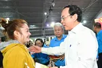 Bí thư Nguyễn Văn Nên tặng quà tết cho công nhân, người lao động