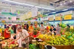 Khách chọn mua trái cây tại siêu thị Co.opmart ở TPHCM. ẢNH: ĐÀO HỒNG