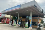 Một cây xăng ở xã Quốc Oai, TP Hà Nội tạm dừng bán xăng vào chiều 27-7. Ảnh: VĂN PHÚC