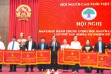 Ông Nguyễn Thanh Bình, Chủ tịch Hội Người cao tuổi Việt Nam trao cờ thi đua cho các tập thể. QUANG HUY