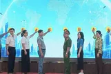 Người dân trải nghiệm nhiều dịch vụ tại Ngày hội Công dân số ở phường Tam Bình