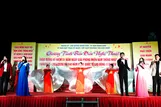 Tiết mục ca múa "Thênh thang đường mới". Ảnh: THÚY BÌNH