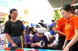 Người dân trả nghiệm các tiện ích số tại ngày hội. Ảnh: THU HƯỜNG