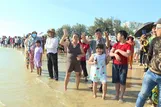 Khách tham quan, chiêm bái kết hợp du lịch, tắm biển trong dịp diễn ra Lễ hội Dinh Cô.