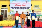 100 phần quà được trao cho trẻ em được nuôi dưỡng tại Trung tâm Nhân đạo Hồng Quang