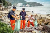 Thành viên nhóm Vũng Tàu Xanh dọn rác, bảo vệ môi trường sau buổi thể dục sáng