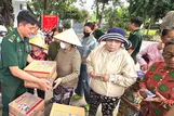 Cán bộ, chiến sĩ Đồn biên phòng Long Sơn trao quà cho các hộ có hoàn cảnh khó khăn tại thôn 2, xã Long Sơn (TPHCM)
