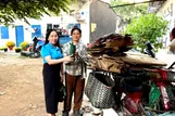 Trao bánh tét cho công nhân ở trọ không có điều kiện về quê đón tết