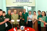 Đại diện Chi hội Cựu chiến binh khu phố 4 và các đoàn thể phường An Đông tặng quà cho ông Huy trong ngày khánh thành công trình