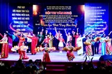 Chương trình ca múa "Non sông ngày thống nhất" của liên quân Mặt trận Tổ quốc phường Vĩnh Hội biểu diễn trong Hội thi văn nghệ "Vươn cao khát vọng non sông". Ảnh: THÚY BÌNH