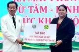 Tại lễ ra mắt phòng khám, đại diện nhà tài trợ tặng 100 suất phẫu thuật mắt miễn phí cho người cao tuổi bị đục thủy tinh thể