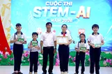 Ban Tổ chức trao giải cho đội thi đạt giải Nhất bậc Tiểu học.