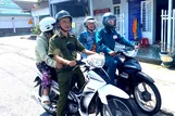 Lực lượng tình nguyện viên đưa đón người già neo đơn đến khám sức khỏe tại bệnh viên