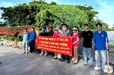 Xã Vĩnh Lộc ra quân làm vệ sinh môi trường chào mừng lễ lớn 