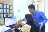 Công chức Trung tâm Phục vụ hành chính công phường Phước Thắng hướng dẫn người dân nộp hồ sơ trực tuyến.