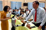 Robot - Đại sứ số Chánh Hưng chào, bắt tay đại biểu tham dự. Ảnh: THÁI PHƯƠNG