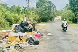 Bãi rác nhếch nhác ven đường