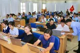 Cán bộ phường xã trên địa bàn TP tham dự lớp bồi dưỡng kiến thức cơ bản về AI. QUANG HUY
