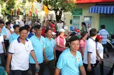 Người dân phường Phú Định tham gia giải chạy sáng 27-6