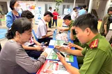 Người cao tuổi được hỗ trợ cài đặt tài khoản định danh điện tử VneID mức 2 tại ngày hội