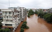 中國四川省內江市東興區田家鎮的小青龍河水位上漲,河邊部分民房被淹。(圖源:新華網)