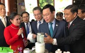 王廷惠副總理(右二)參觀越南展館。