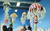 藝術家將塑料袋、塑料瓶等海洋垃圾製成展品,呼籲民眾保護環境。(圖源:互聯網)