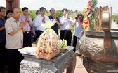 政府總理阮春福(前左)與工作團親往廣治古城遺跡區上香並敬獻花緬懷歷代英雄烈士。(圖源:光孝)