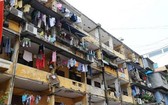 路經在露台上掛滿東西的公寓時,怎不教 路人心跳加速?