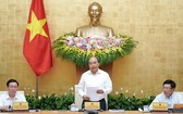阮春福總理(中)主持會議並發表講話。(圖源:光孝)