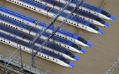 北陸新幹線列車被浸水。(圖源:AP)