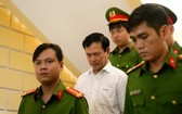 法院判刑後,法警把阮友靈押出法庭送往監獄服刑。(圖源:誠鐘)