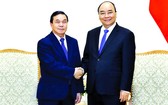 政府總理阮春福(右)接見老撾駐越南大使森菲特‧宏本讓。(圖源:越通社)