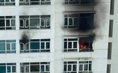 火焰從該公寓十三樓某住房冒起。(圖源:CTV)