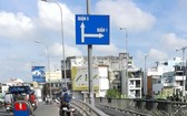 第八郡森舉橋上在行人步行的地方經常出現垃圾,令路人須走出車道,十分危險。