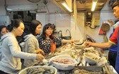消費者在一家商店選購鮮活食品。