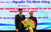 鄭春孝司長送花祝賀阮氏明紅校長(右)。