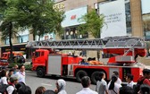 市消防警察科聞訊後迅速調派多輛消防車和數十名消防員趕抵現場滅火。(圖源:友科)